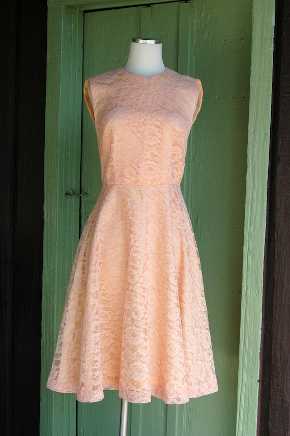 1960s Peach Lace Fit and Flare Sleeveless Midi Dr… - image 2