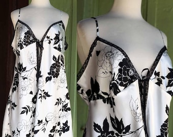 2000s Victoria’s Secret White and Black Floral Babydoll Top // Y2K Spaghetti Strap Lace Trim Open Front Lingerie Top