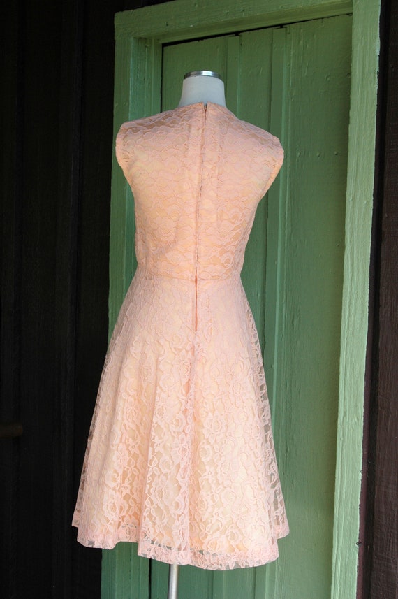 1960s Peach Lace Fit and Flare Sleeveless Midi Dr… - image 7