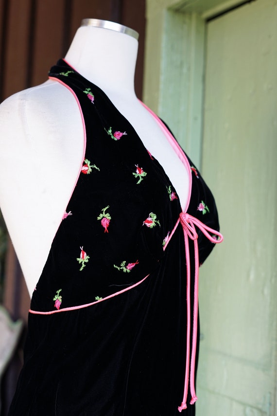 1970s Black Velvet Maxi Halter Dress with Pink Fl… - image 9