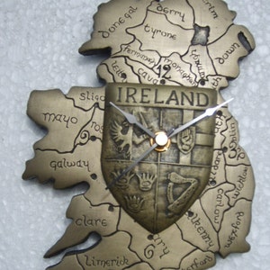 Wanduhr mit Landkarte von Irland und Provinzwappen