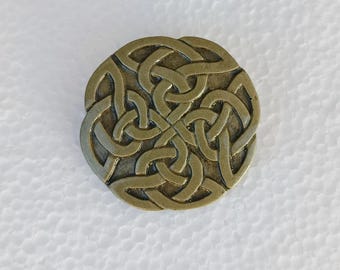 Broche irlandês feito à mão com nós celtas