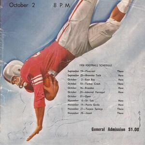 Könnte beinhalten: Ein Vintage-Programm für ein Football-Spiel der Palmetto Tigers gegen East Bay, das am 2. Oktober um 20:00 Uhr im Palmetto Stadium stattfindet. Das Programm enthält ein Foto eines Footballspielers in Aktion und einen Spielplan für die Saison 1958. Der Preis für das Programm beträgt 10 Cent und der allgemeine Eintritt 1,00 $.