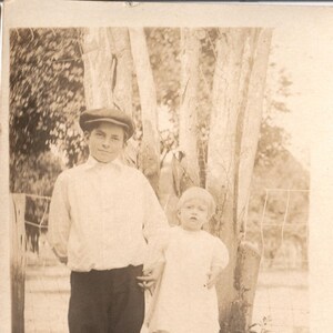 Große Bruder und kleine Schwester Foto Postkarte, Alter Wagen, Vintage Fotografie, Sepia farbiges Bild, Periodenkleidung, Kinder