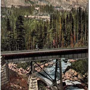 Deception Falls mostrando tres líneas del ferrocarril G.N. en las cascadas, postal vintage, postal ilustrada en color de ferrocarriles Pacific NW