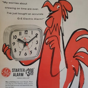 Puede incluir: Un anuncio vintage para un reloj despertador General Electric Starter Alarm. El anuncio presenta un gallo de dibujos animados con el texto "Mis preocupaciones por cantar a tiempo se acabaron. Acabo de comprar una alarma G-E precisa!" El reloj es blanco con números y manecillas negros, y una manecilla de barrido de segundos roja. El anuncio también incluye el texto "Starter Alarm 3,98 €* Modelo luminoso 4,98 €*"