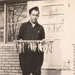 Ziemlich ein Fang, Fischer mit seinem Fang des Tages, Vintage Foto Postkarte, Sepia farbige Bild, Angeln, Outdoor-Sport Spaß, Fisch braten