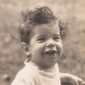 Baby Charlie zitten in een Push kar, Vintage foto Sepia gekleurde foto, oude Baby wandelwagen, schattige kleine lachende Baby Outdoors