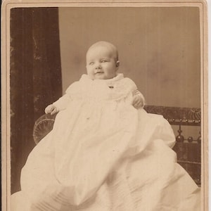 Kabinet kaart portret foto van baby met mogelijke verborgen moeder, vintage foto, sepia gekleurde, Victoriaanse baby kleding, Chicago foto