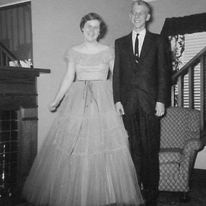 1955 Formalna sprawa, Zdjęcie z balu maturalnego, Fotografia zabytkowa, Czarno-białe zdjęcie, Obraz wernakularny, Piękna dziewczyna w sukni balowej, Młody mężczyzna w garniturze