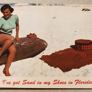 J'ai du sable dans mes chaussures en Floride, carte postale photo couleur vintage d'une jolie femme sur une plage de sable blanc de Floride, temps de vacances