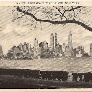 Skyline from Governor’s Island, New York, carte postale vintage, Image en noir et blanc de New York Skyline, Postmarked 1942, Haunting Photo