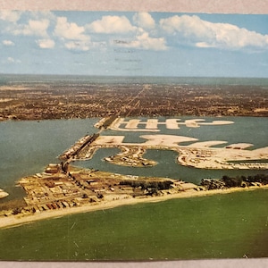 Photo aérienne du golfe à la baie de Treasure Island, Saint-Pétersbourg, Floride, carte postale couleur vintage, cachet de la poste 1957, Causeway to St. Pete