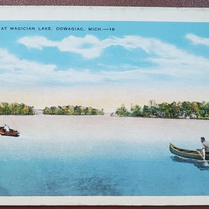 Islas del Lago Mago, Dowagiac, Michigan. Postal vintage ilustrada a color. Canoas en un lago. Recuerdo de viaje.
