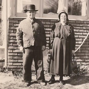 Ma e Pa, curto, robusto e robusto, cartão postal de fotografia vintage, foto em preto e branco, homem e mulher em roupas dos anos 1920, casal trabalhador