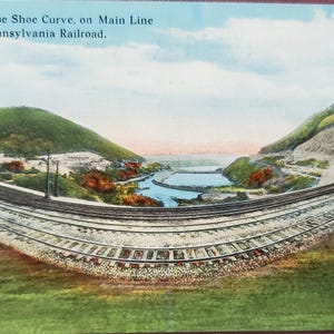 Courbe en fer à cheval sur la ligne principale, Pennsylvania Railroad, carte postale illustrée en couleur vintage, souvenir de voyage, image obscure