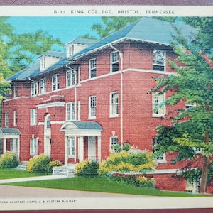King College Bristol Tennessee, Vintage Farbe illustrierte Postkarte, Reise-Urlaub-Andenken, großartige Architektur, rotes Backsteingebäude