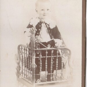 Lief kind, spookachtige afbeelding, vintage kastkaartfoto, sepiagekleurd, enigszins vervaagde afbeelding van klein kind, Brintnall-foto Elroy (Wisconsin)