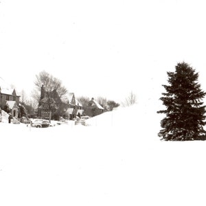 Wintersneeuwval, set van zes foto's van grote sneeuwstorm nasleep, vintage foto's, zwart-wit foto's, auto's bedekt met sneeuw