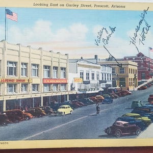 Gurley Street Prescott, Arizona, escena de una calle de la ciudad con anotaciones personales, postal vintage ilustrada en color, nunca usada ni con matasellos