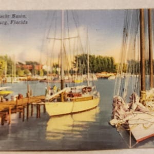 Central Yacht Basin St. Petersburg Florida, postal vintage ilustrada en color, matasellos de 1958, veleros, yates, deportes acuáticos, puerto deportivo