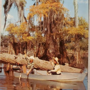 Belle prise, rivière Suwannee, vacances de pêche en bateau de pêche en Floride, carte postale photo couleur vintage, souvenir de voyage, voyage de vacances