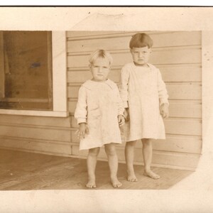Marie et Lorene Bowers, carte postale photo vintage de deux petites filles aux pieds nus sur un porche, image colorée sépia, carte postale du début des années 1900