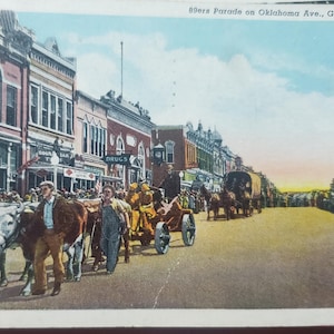 Desfile de los 89ers en Oklahoma Avenue, Guthrie, Oklahoma, postal vintage ilustrada en color, matasellos de los años 50