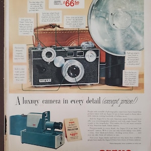 Op de afbeelding: Een zwarte en zilveren Argus C3 35mm camera met een ingebouwde kleur-matic-gids. De camera heeft een flitser, een flits synchronisator en een lens met een volledig bereik aan snelheden. De camera wordt geleverd met een bruine leren tas en een 300 watt blower-gekoelde projector. De tekst in de advertentie luidt "Een luxe camera in elk detail (behalve de prijs!)" en "argus - Fabrikanten van precisie fotografische en optische instrumenten."