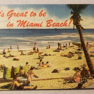 Es genial estar en Miami Beach, postal vintage ilustrada en color de gente en Miami Beach, arena y surf, Miami soleado, destino de vacaciones