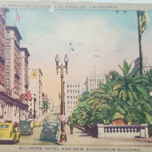 Hotel Biltmore y edificio del nuevo auditorio, Pershing Square, Los Ángeles, California, postal antigua con ilustraciones en color, matasellos de 1939