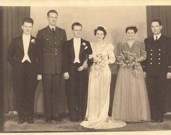 Wedding Party, vintage foto, sepia gekleurde foto, bruid en bruidegom, militaire groomsmen, mooie bruidsjurk, bruidsmeisje, huwelijk