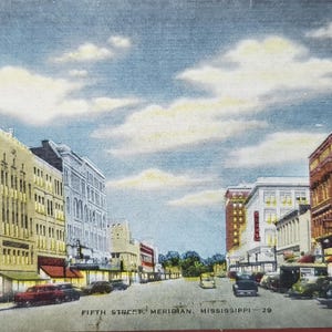 Meridian, Mississippi, Fifth Street, paisaje urbano, postal vintage ilustrada en color, nunca usada ni con matasellos, autos antiguos, arquitectura