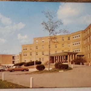 Hôpital communautaire du comté du Wyoming, Varsovie, New York, carte postale photo couleur vintage, carte postale étrange et obscur, architecture, établissement médical