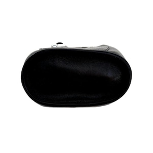 Pu&ograve; includere: Borsa a mano in pelle nera con chiusura a zip. La borsa &egrave; mostrata dal basso, rivelando la fodera in pelle liscia.