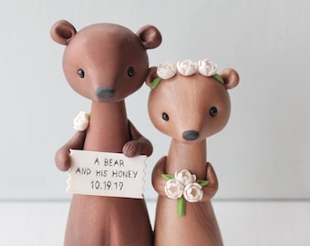 Décoration de gâteau de mariage ours - décoration de gâteau personnalisée ours en argile des bois et souvenir - figurine « Un ours et son miel » par Heartmade Cottage