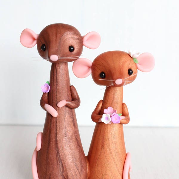 Brown Mouse Wedding Cake Topper - topper de gâteau en argile et souvenir par Heartmade Cottage; mariage boisé, thème de mariage rustique