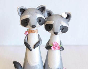 Raccoon Wedding Cake Topper - topper de gâteau personnalisé et souvenir - figurine par Heartmade Cottage ; mariage boisé, mariage rustique