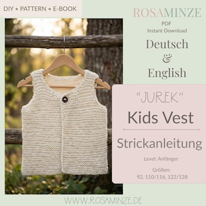 Op de afbeelding: Een crèmekleurig, gebreid kinder vest met een enkele donkere knoopsluiting, hangend aan een houten hanger. Het vest maakt deel uit van een doe-het-zelf patroon en e-book. De tekst op de afbeelding luidt "Jurek Kids Vest".