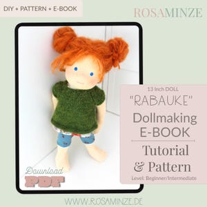 Könnte beinhalten: Eine handgefertigte Puppe mit orangefarbenem Haar in zwei Duttfrisuren, die ein grünes Oberteil und blaue Shorts trägt. Die Puppe ist etwa 33 cm groß. Das Bild enthält den Text "RABAUKE" Dollmaking E-BOOK Tutorial & Pattern.
