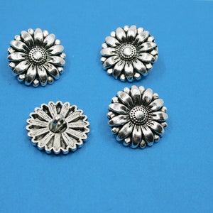 Pewter Buttons Flower Design 8 Buttons   (17 mm)