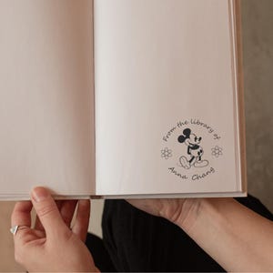 Sello de biblioteca personalizado de Mickey Mouse, sello de libro con nombre personalizado para niños y adultos, sello de biblioteca de Winnie the Pooh, sello de personaje de Disney