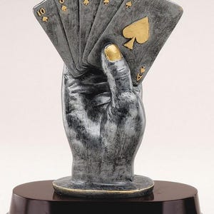 Trofeo Mano de cartas - Diseño de escalera real - Premio grabado personalizado para póquer, logros en juegos y obsequio de reconocimiento divertido