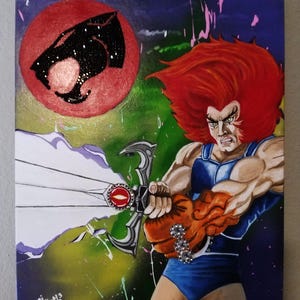 Pu&ograve; includere: Una tela dipinta a mano raffigurante un personaggio muscoloso con i capelli rossi, che brandisce una spada. Il personaggio indossa un abito blu. Un cerchio rosso con un simbolo nero a forma di gatto &egrave; sullo sfondo. L'opera d'arte ha uno stile vibrante e colorato.