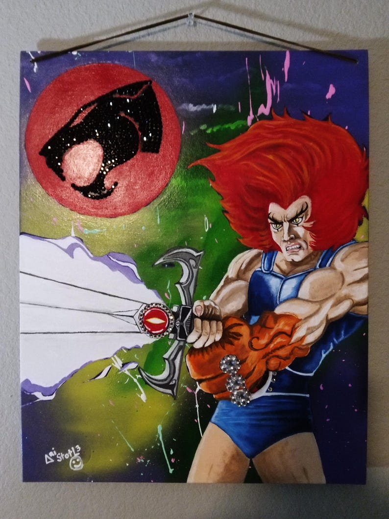 Pu&ograve; includere: Una tela dipinta a mano raffigurante un personaggio muscoloso con i capelli rossi, che brandisce una spada. Il personaggio indossa un abito blu. Un cerchio rosso con un simbolo nero a forma di gatto &egrave; sullo sfondo. L'opera d'arte ha uno stile vibrante e colorato.