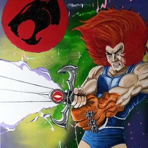 Pu&ograve; includere: Dipinto dinamico raffigurante un personaggio muscoloso con capelli rossi e abiti blu, che brandisce una spada. Un cerchio rosso con un emblema di gatto nero sullo sfondo. L'opera d'arte ha uno stile fumettistico dinamico con spruzzi di vernice colorati.