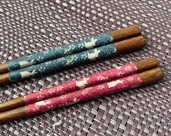 Japanische Kochstäbchen Lang – 33 Cm, Bambus, Set Mit 2 Paar In Rot & Schwarz, Kaninchen-Mond-Sakura-Muster