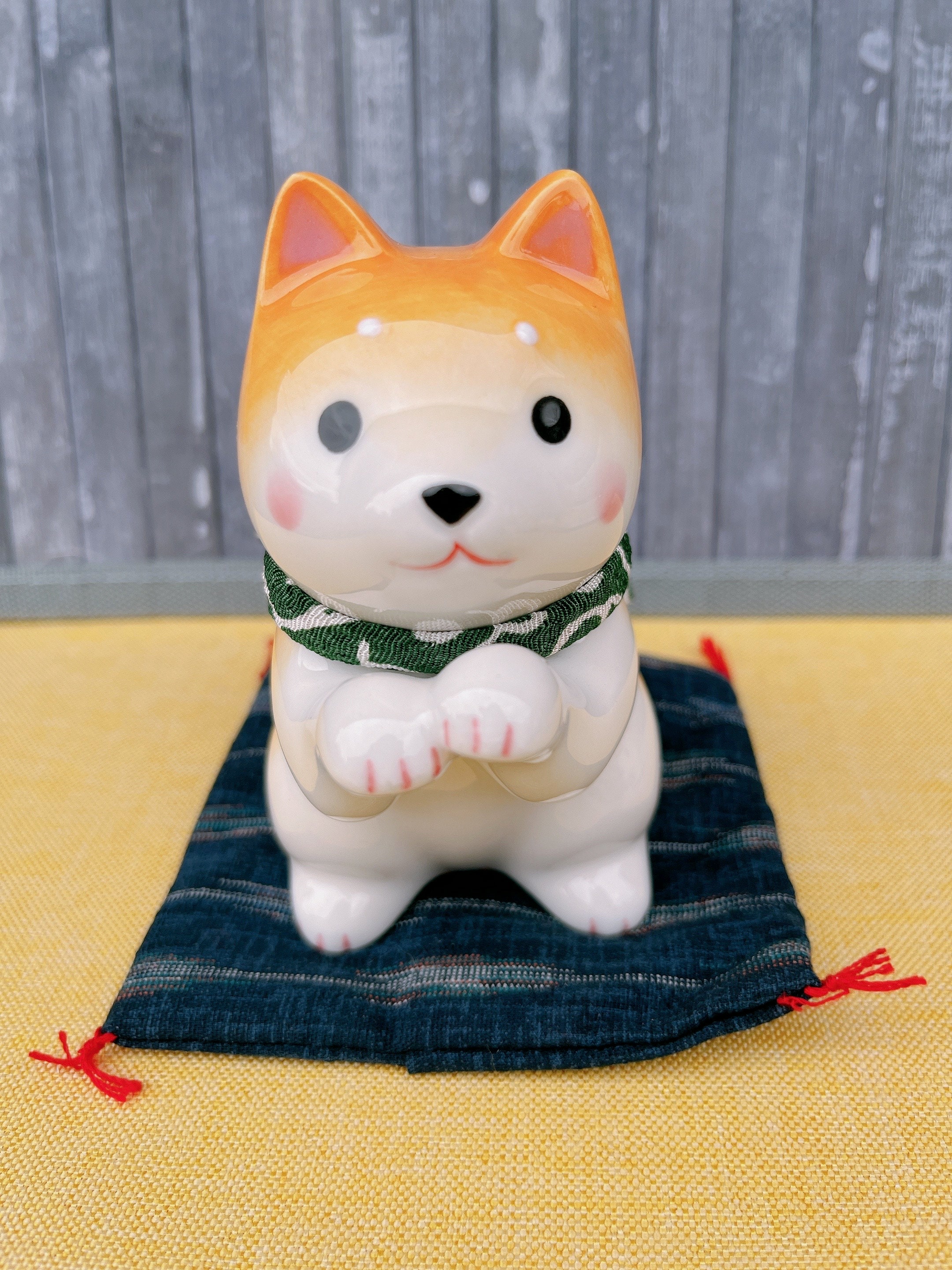 日本の犬（柴犬）の陶器の置物：コレクション用の動物の彫像