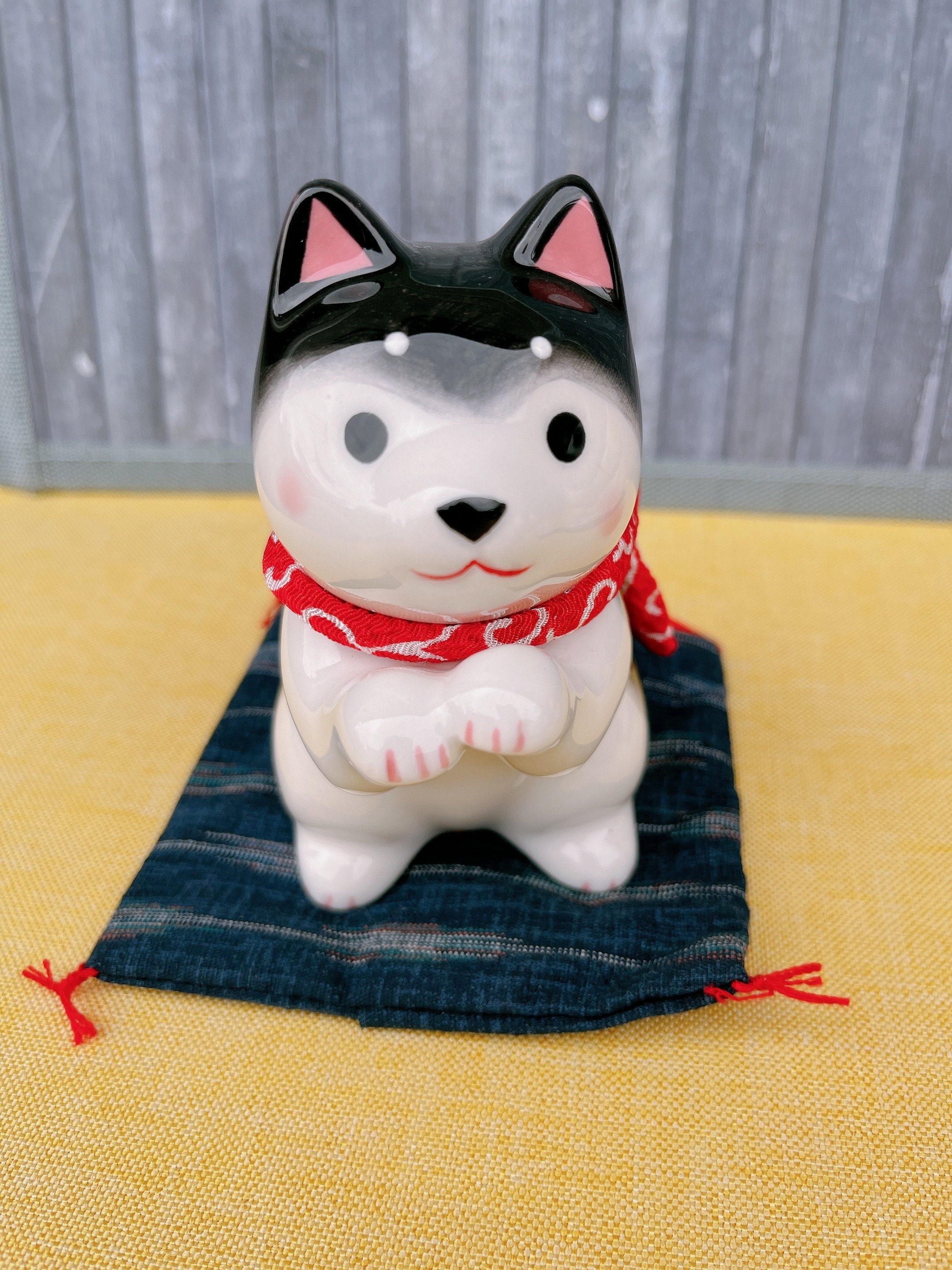 日本の犬（柴犬）の陶器の置物：コレクション用の動物の彫像