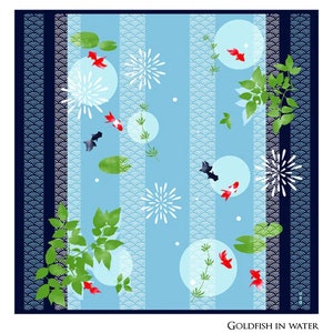 Op de afbeelding: Een blauwe en witte stof met een herhalend patroon van goudvissen die in water zwemmen. De stof heeft ook groene bladeren en witte vuurwerk. De tekst "Goldfish in Water" is onderaan de stof gedrukt.